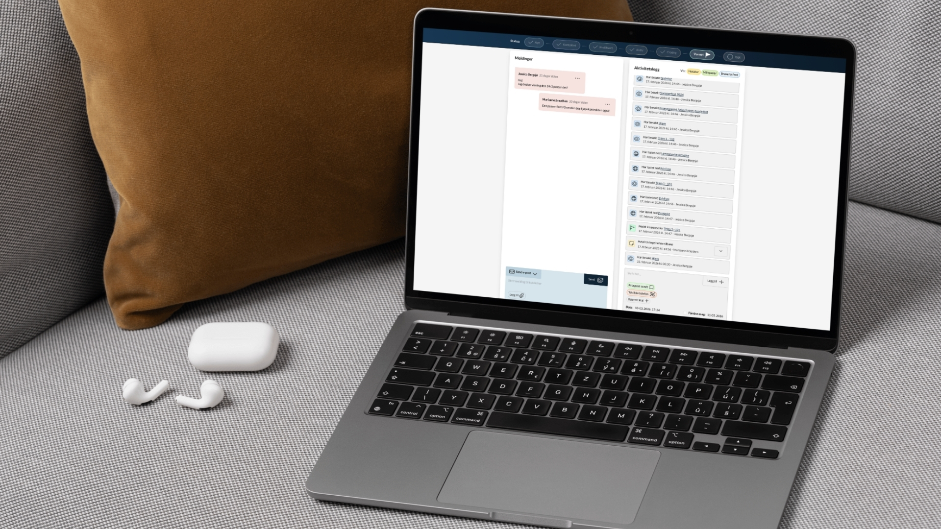 Laptop på en soffa med Kvass öppet som visar meddelandehistorik och förbättrad aktivitetslogg som ger bättre insikt i kunddialog och användaraktivitet.